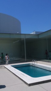 金沢21世紀美術館にて。プールの水面下に人影が見える、って展示。