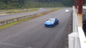 YZのホームストレートを駆けるBRZ