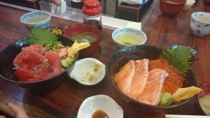 マグロ丼とサーモン丼