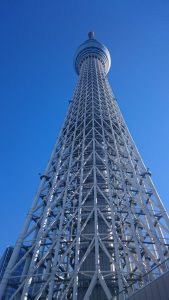 青空にそびえ立つスカイツリー