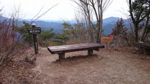 岩古谷山の山頂の広場