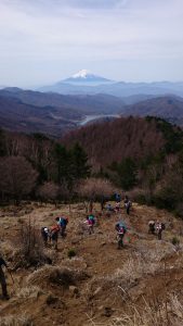 富士山をバックに登る人々