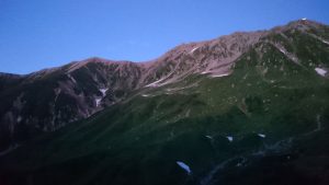 夕闇に浮かび上がる山