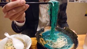 青いラーメン