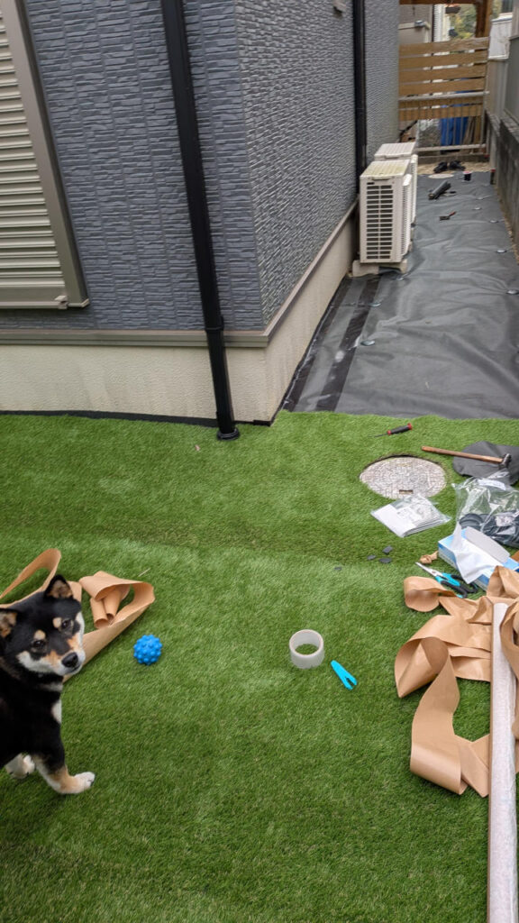 地道に防草シートと人工芝のエリア拡張